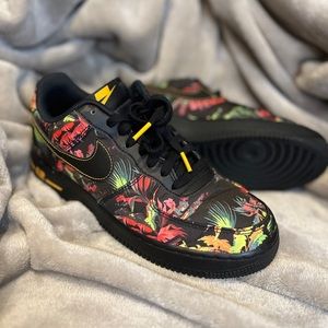 NIKE Air Force 1 ‘07 LV8. Floral and black sneakers.